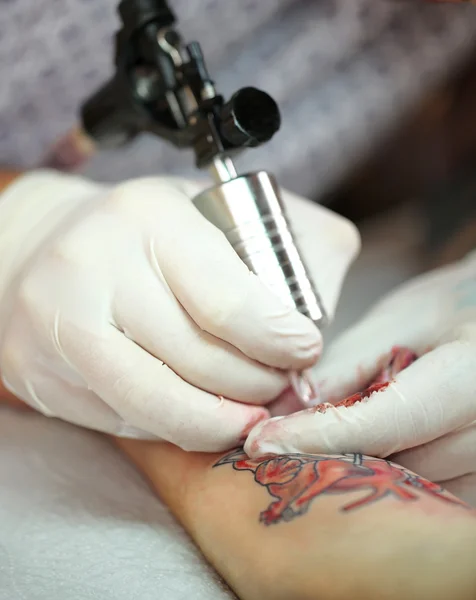 Tatuagem artista no trabalho, close-up — Fotografia de Stock