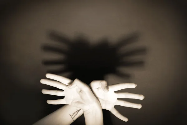 Руки театру тіней на сірому фоні — стокове фото