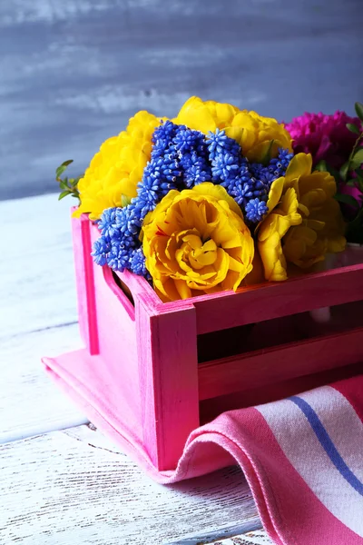 Composición con flores frescas de primavera sobre fondo de madera — Foto de Stock