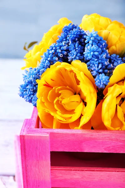 木製の背景の新鮮な春の花のコンポジション — ストック写真