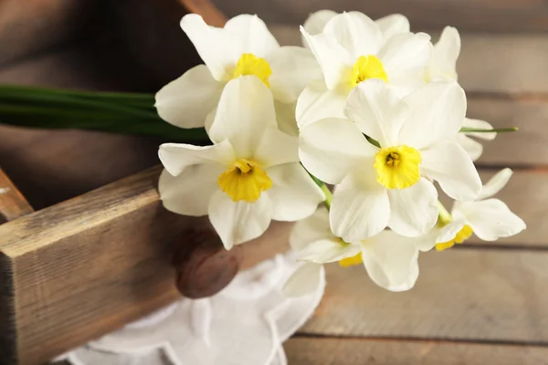 Čerstvý Narcis v hrudi na dřevěný stůl, záběr — Stock fotografie