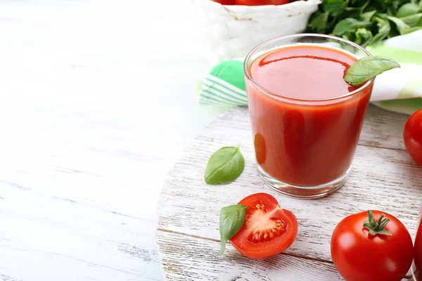 Glas av färsk tomatjuice på träbord, närbild — Stockfoto