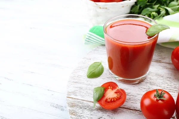 Bicchiere di succo di pomodoro fresco sul tavolo di legno, primo piano — Foto Stock