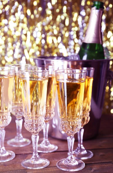 Sklenice šampaňského na světlé pozadí — Stock fotografie