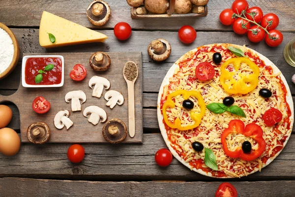 Ingredientes de comida para pizza en la mesa de cerca — Foto de Stock