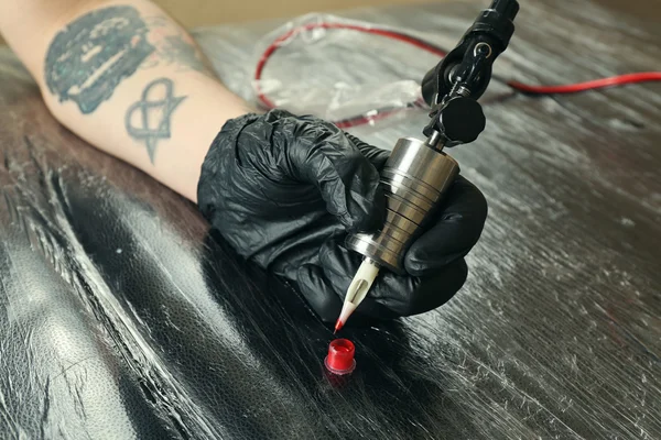 Tatuaggio artista al lavoro da vicino — Foto Stock