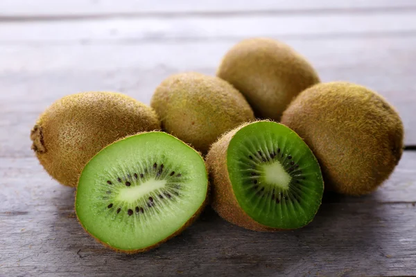 A fából készült asztal közelről érett kiwi — Stock Fotó