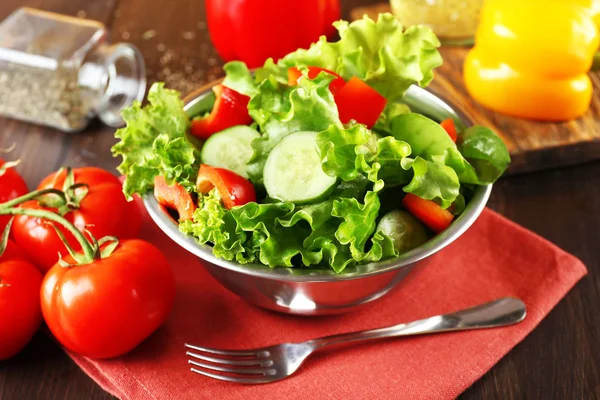 新鲜的蔬菜沙拉，桌上的碗里关闭 — 图库照片