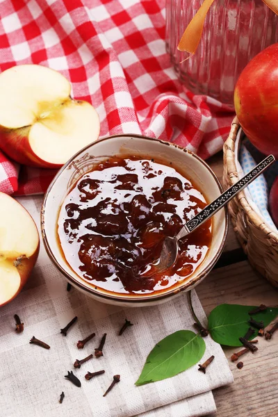 Яблочный джем и свежие красные яблоки на деревянном столе крупным планом — стоковое фото