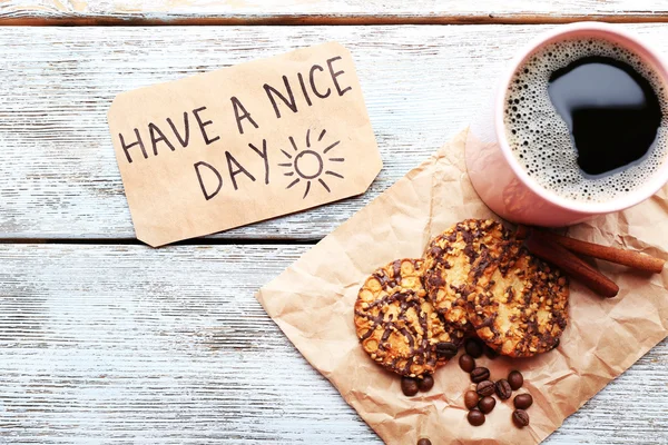 Φλιτζάνι καφέ με φρέσκα μπισκότα και έχουν μια ωραία μέρα μασάζ στο ξύλινο τραπέζι, κάτοψη — Φωτογραφία Αρχείου