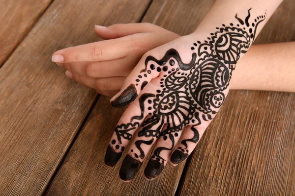 Handgeschilderde met henna op houten achtergrond — Stockfoto