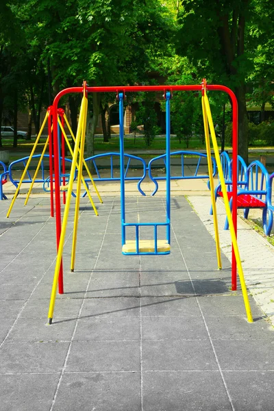 Порожні ланцюгові гойдалки на дитячому майданчику в громадському парку — стокове фото