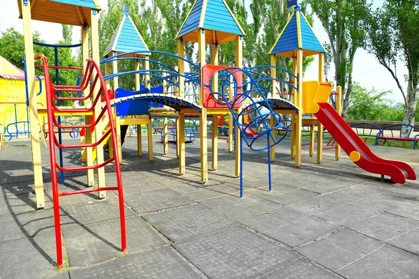 Parque infantil colorido no parque público — Fotografia de Stock