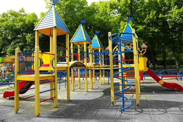 Colorido parque infantil en el parque público — Foto de Stock