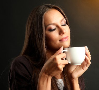 Bir fincan kahveyle güzel genç bir kadın