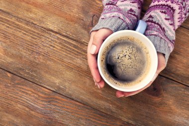kahve ahşap arka plan üzerinde tutan eller