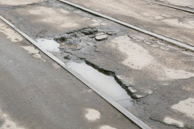 Çok kötü kalite yol çukurların ve su birikintileri