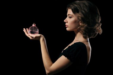 parfüm şişesi siyah arka plan üzerine güzel bir kadınla