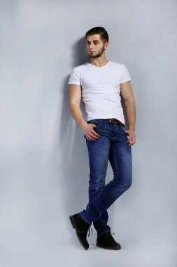 gri zemin üzerine genç adam