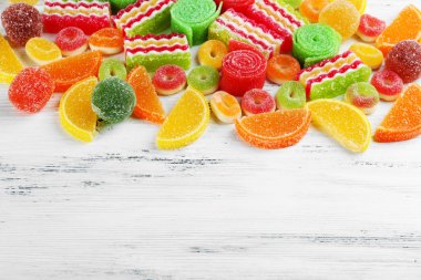 Ahşap arka planda renkli şekerler