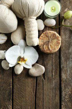 Güzel Çiçeklenme ile natürmort orkide çiçek, kaplıca tedavisi ve çakıl, ahşap arka plan üzerinde