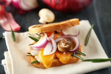 Ahşap masa, lezzetli sandviç yakın çekim