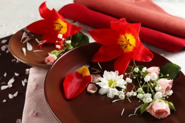 sofra masaya çiçek ile yakın çekim