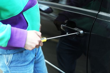 adam hırsız çalmak araba