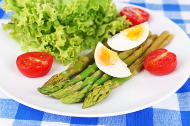 haşlanmış kuşkonmaz ve yumurta, closeup ile diyet salata tabak