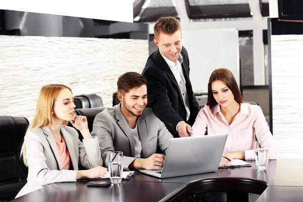 Empresários que trabalham na sala de conferências — Fotografia de Stock