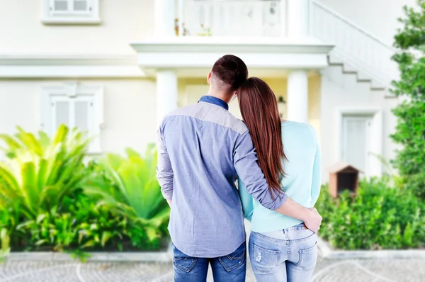 Verliefde paar kijken naar hun droomhuis — Stockfoto