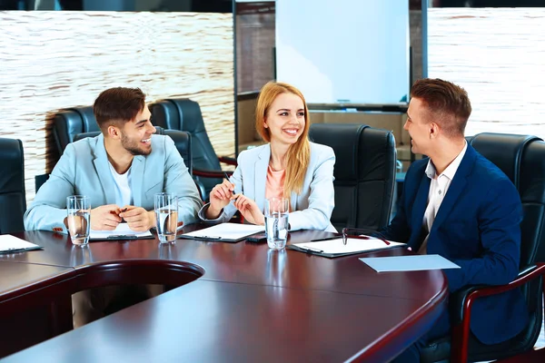 Persone che lavorano in sala conferenze — Foto Stock