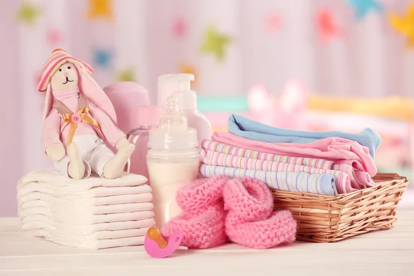 Acessórios de bebê na mesa no fundo claro — Fotografia de Stock