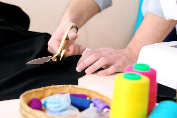 Homme couturière tissu coupé sur table close-up — Photo