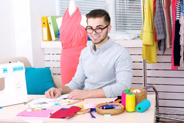 Joven diseñador de moda en atelier — Foto de Stock