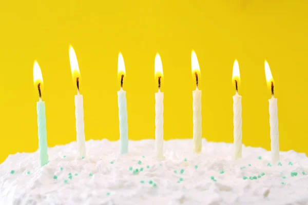 Torta di compleanno con candele su sfondo a colori — Foto Stock