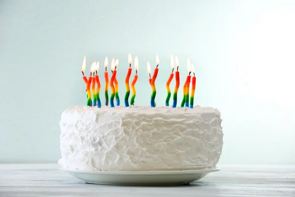 Tarta de cumpleaños con velas sobre fondo claro — Foto de Stock