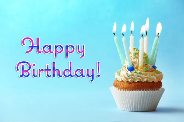 Cupcake di compleanno con candele — Foto Stock