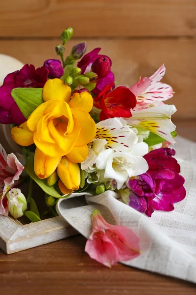 Όμορφα ανοιξιάτικα λουλούδια σε ξύλινο φόντο — Φωτογραφία Αρχείου