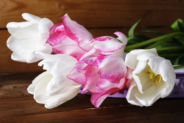 Mooie tulpen op houten achtergrond — Stockfoto
