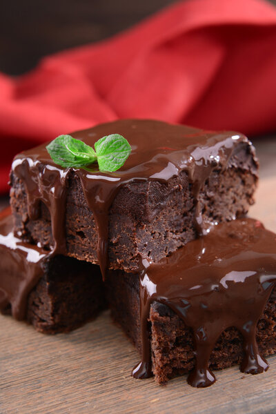 Вкусные шоколадные торты на столе крупным планом