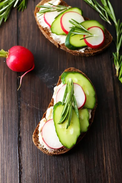 Sebze ve ahşap masa üzerinde yeşillik ile lezzetli sandviçler — Stok fotoğraf