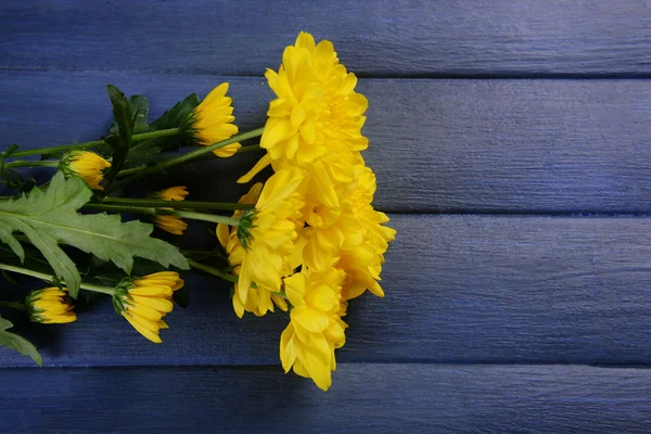 Beautiful bouquet of yellow chrysanthemum on wooden background — Stock Photo, Image