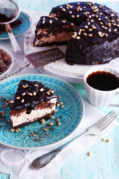 Köstlicher Schokoladenkuchen mit Zuckerguss im Teller auf dem Tisch, Nahaufnahme — Stockfoto