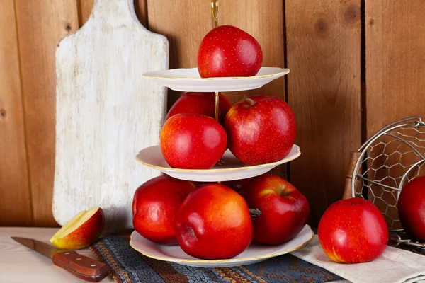 Tasty ripe apples on serving tray on wooden background — Stock Photo, Image