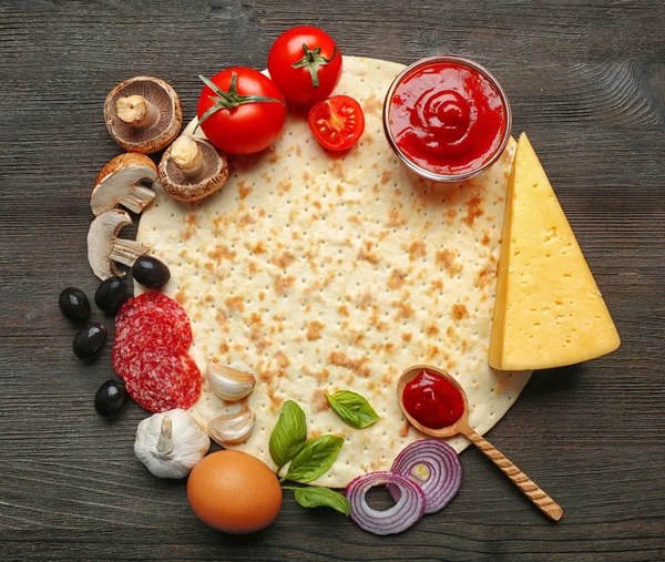 Bahan-bahan untuk memasak pizza di atas meja kayu, tampilan atas — Stok Foto