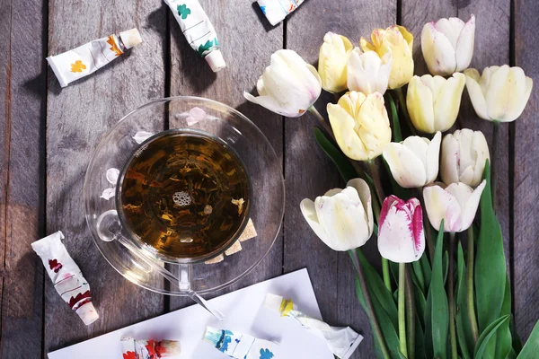 Gyógyteát, tulipán és a színes festék, csövek, fából készült tábla, felülnézet — Stock Fotó