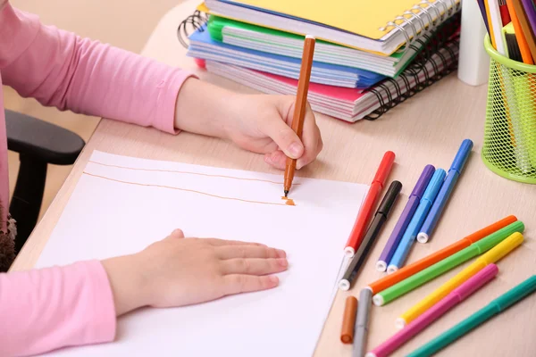 Le mani di bambini che attingono a notebook a desktop, primo piano — Foto Stock