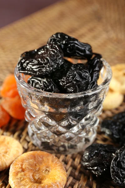 Ameixas de ameixa e outras frutas secas — Fotografia de Stock