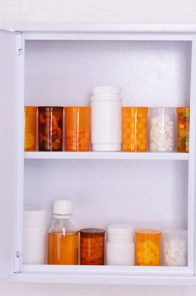 Botiquín con frascos de pastillas —  Fotos de Stock
